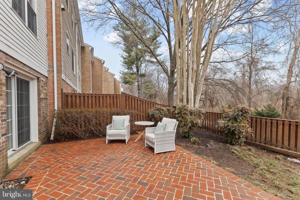 5759 HERITAGE HILL DRIVE