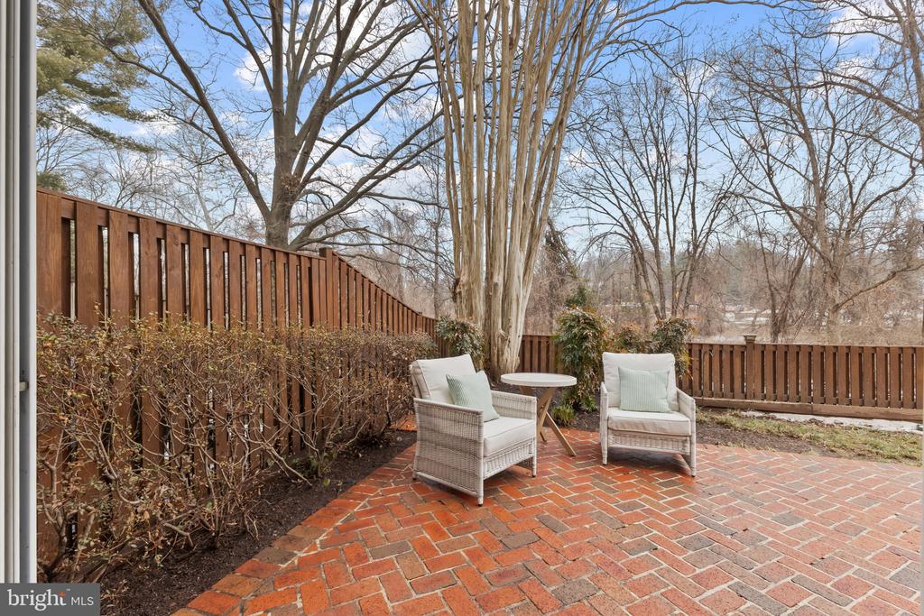 5759 HERITAGE HILL DRIVE