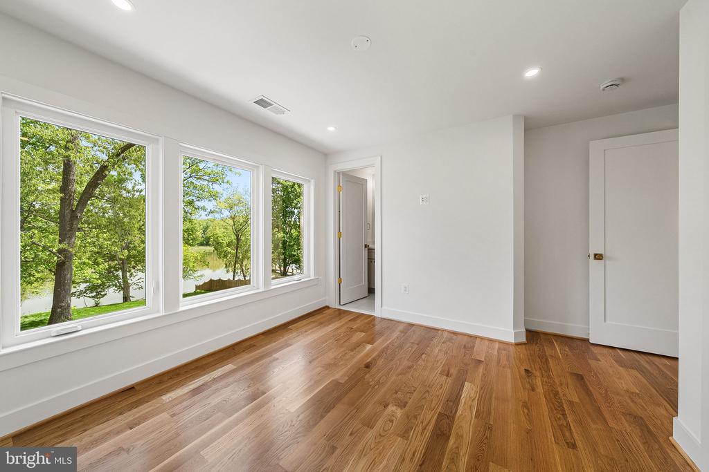 3175 WOODLAND LANE