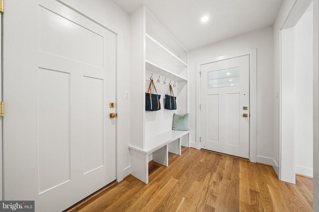 3175 WOODLAND LANE