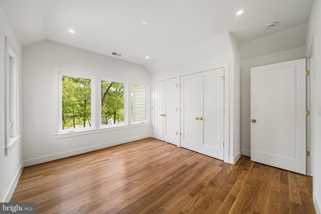 3175 WOODLAND LANE