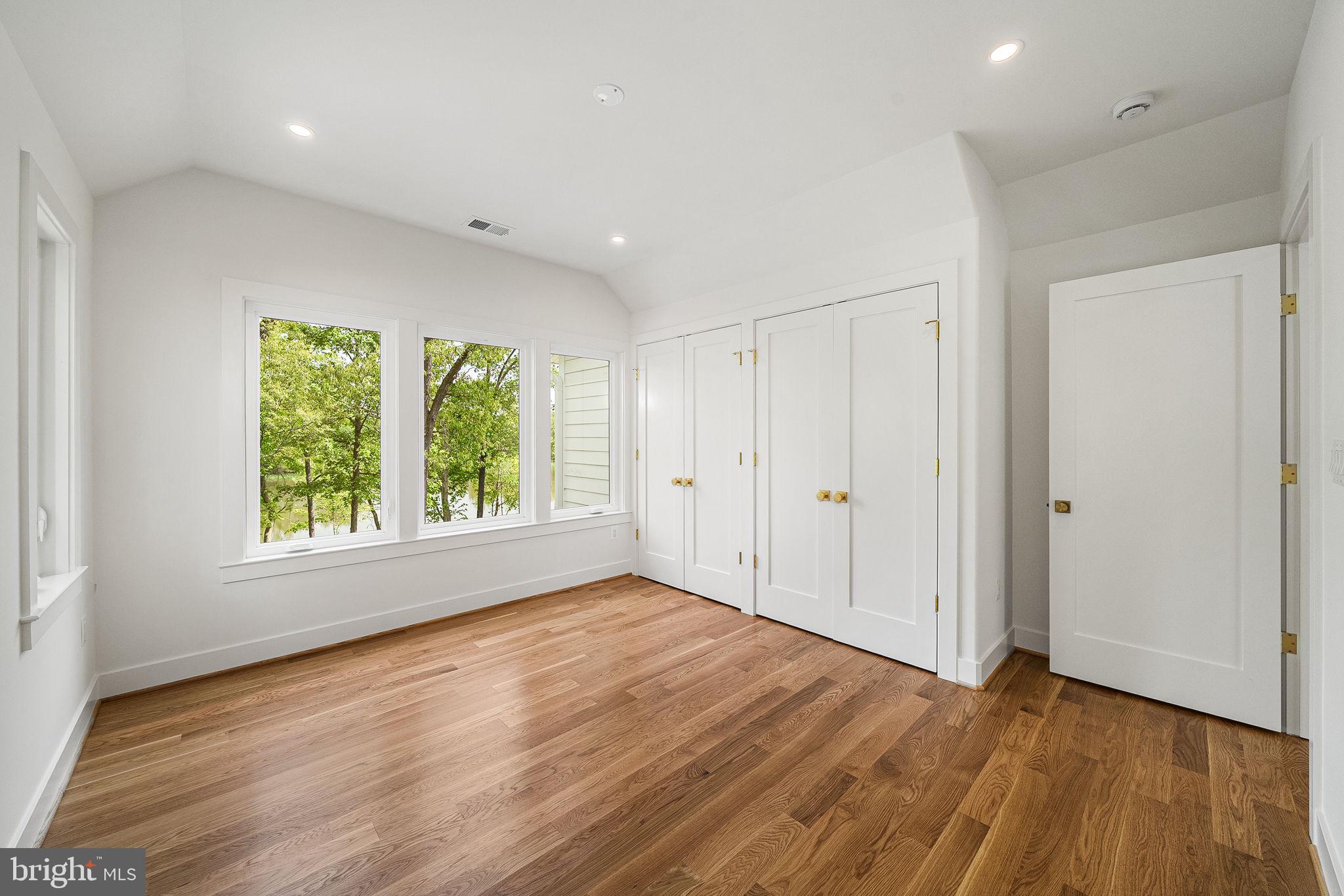 3175 WOODLAND LANE