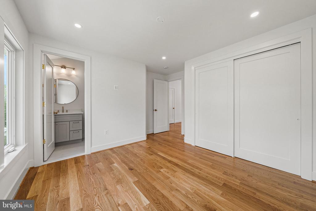 3175 WOODLAND LANE