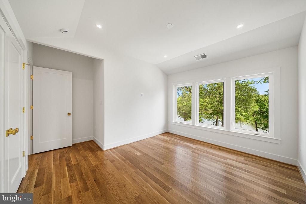 3175 WOODLAND LANE