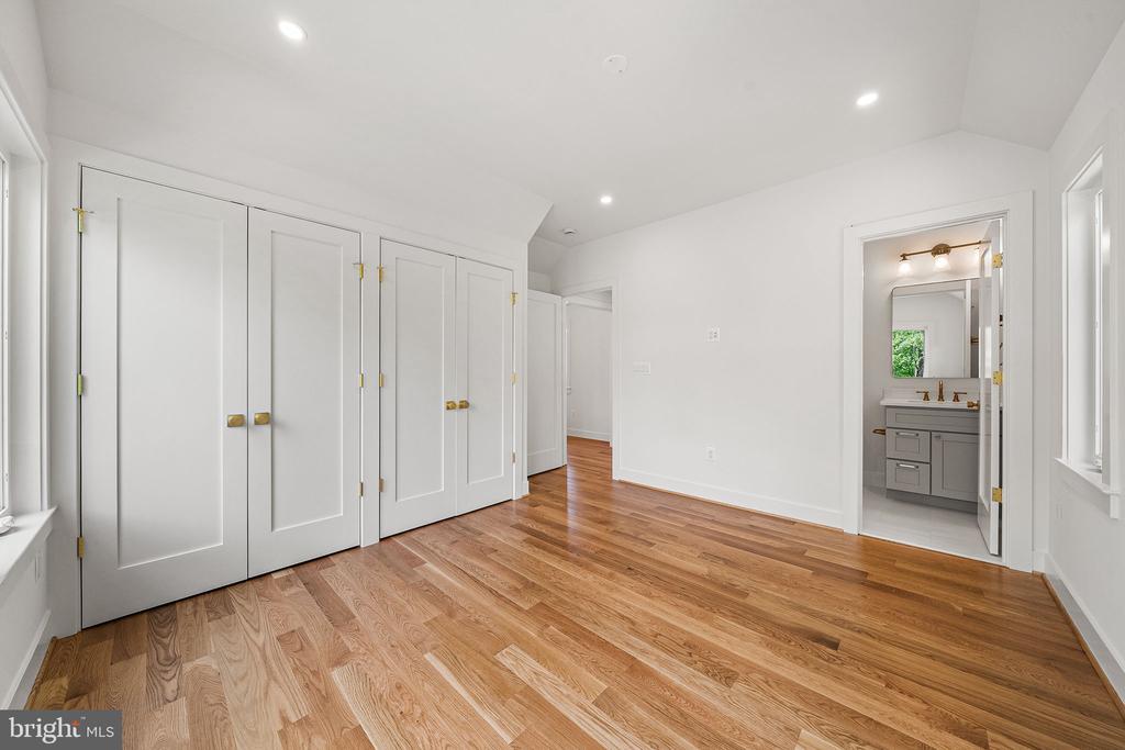 3175 WOODLAND LANE