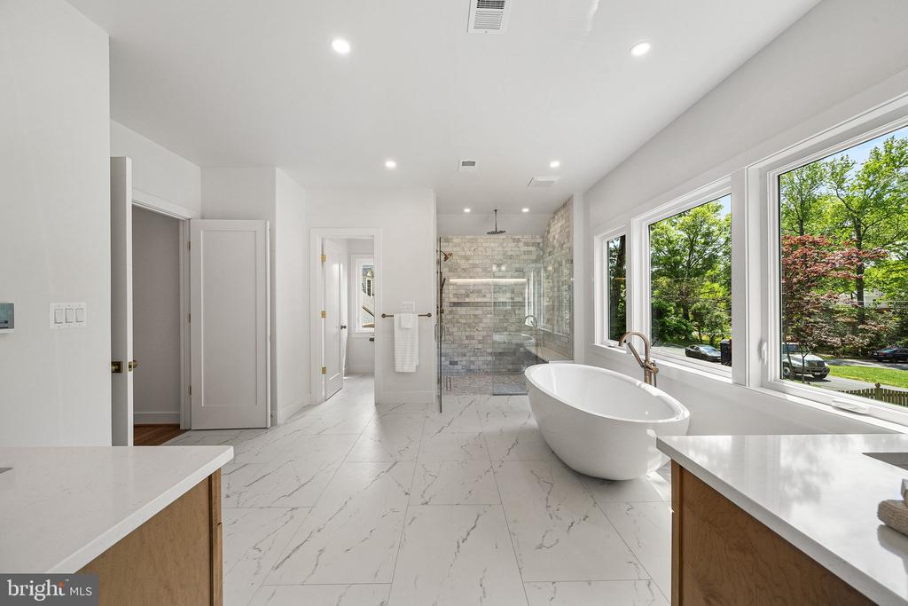 3175 WOODLAND LANE