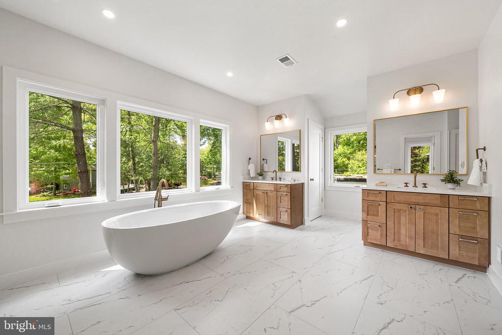 3175 WOODLAND LANE