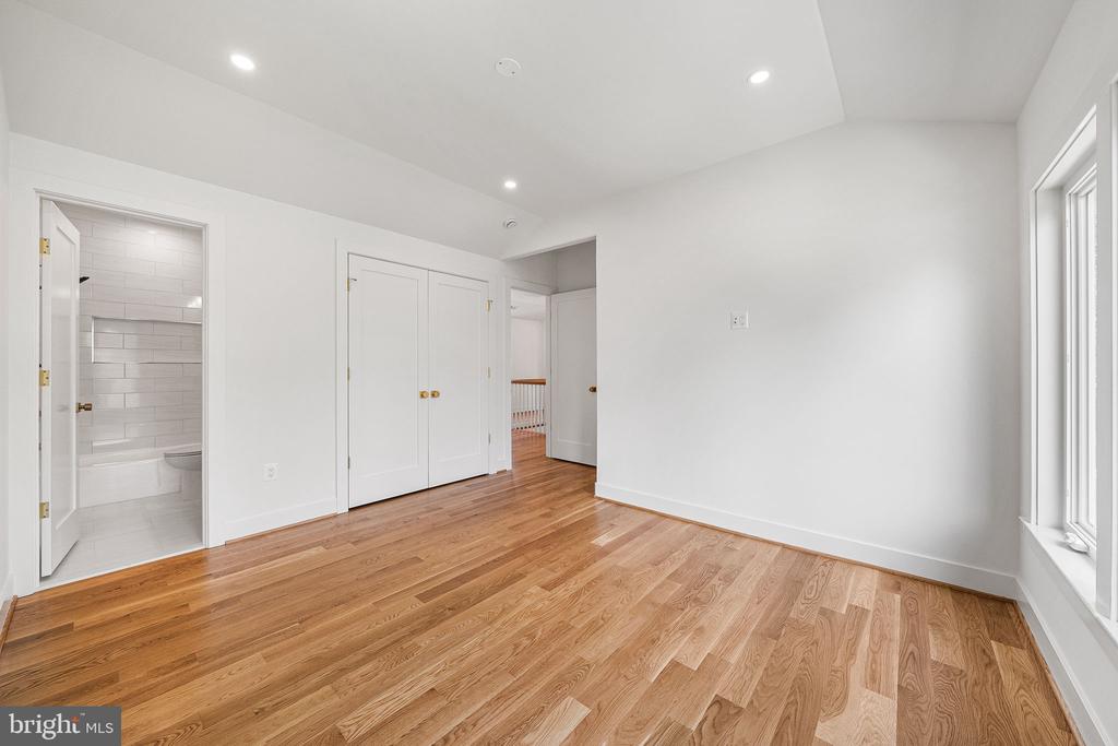 3175 WOODLAND LANE