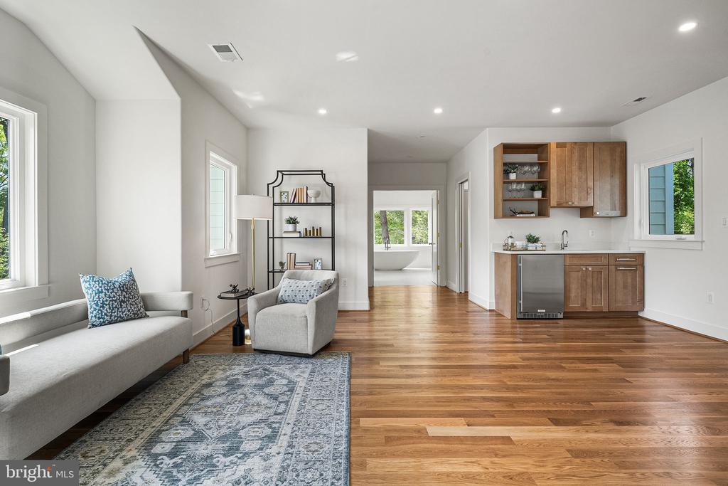 3175 WOODLAND LANE