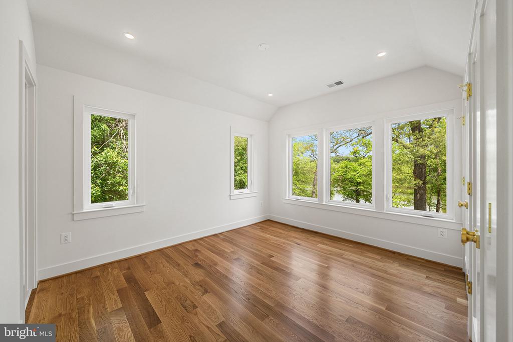 3175 WOODLAND LANE