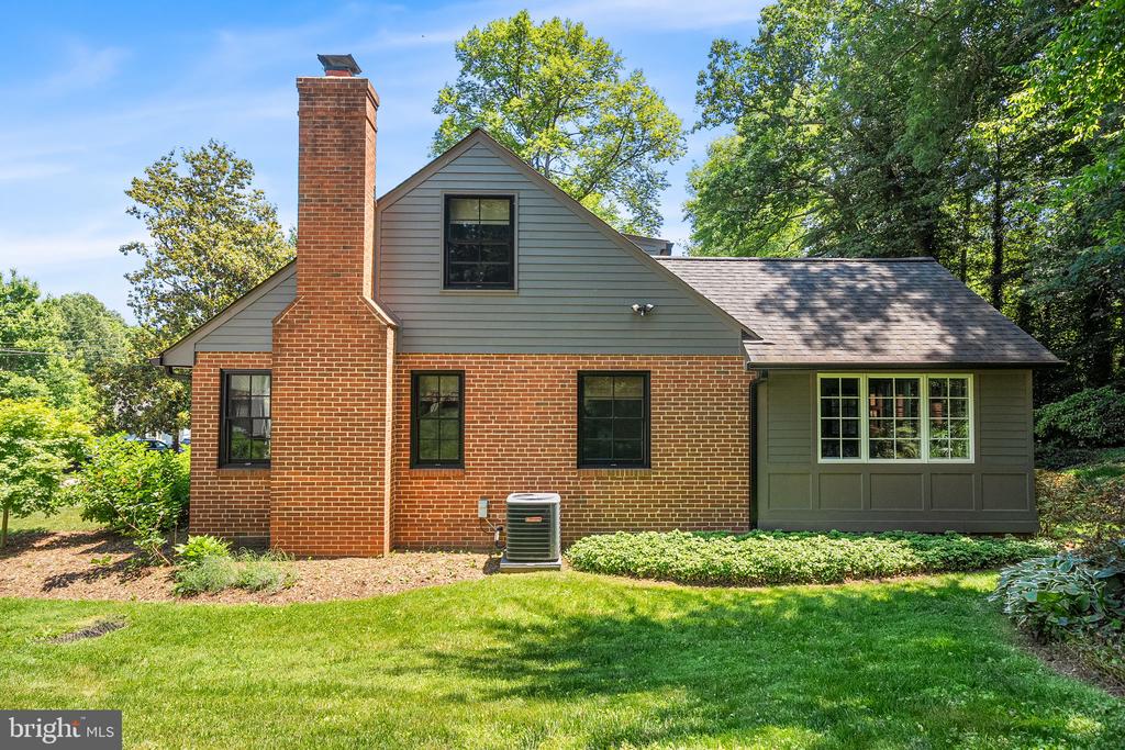 825 ELAINE COURT