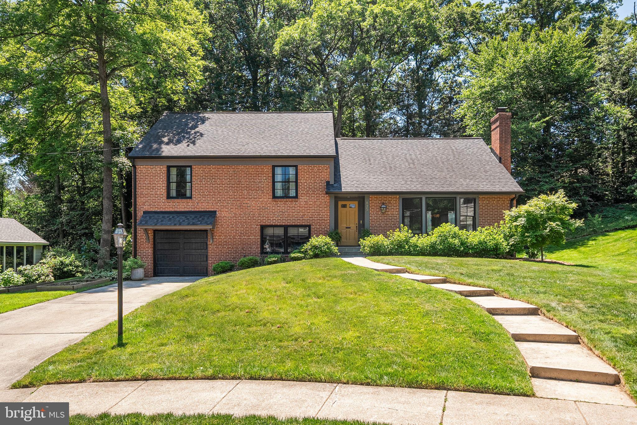 825 ELAINE COURT