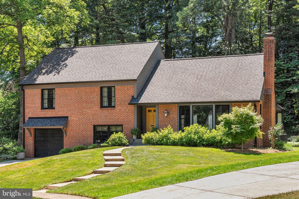 825 ELAINE COURT