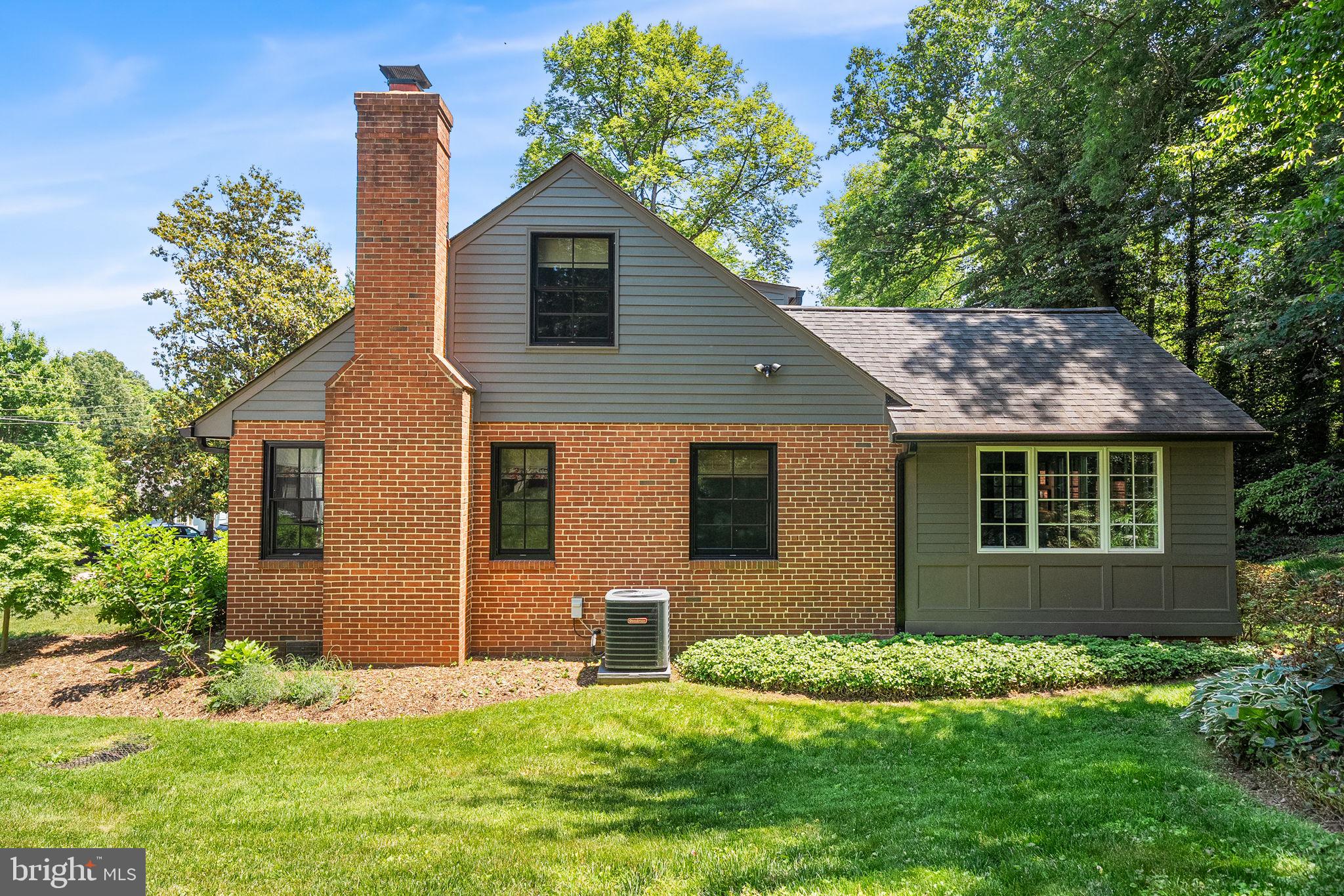825 ELAINE COURT