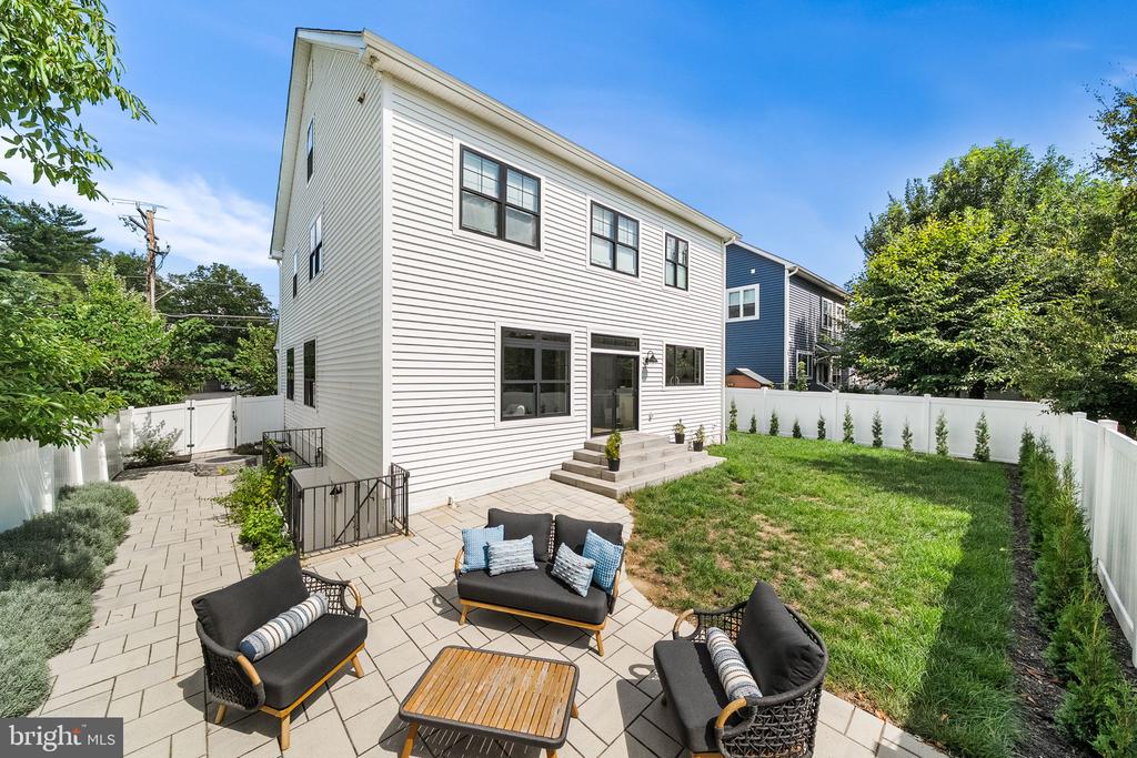 8006 FORT HUNT ROAD