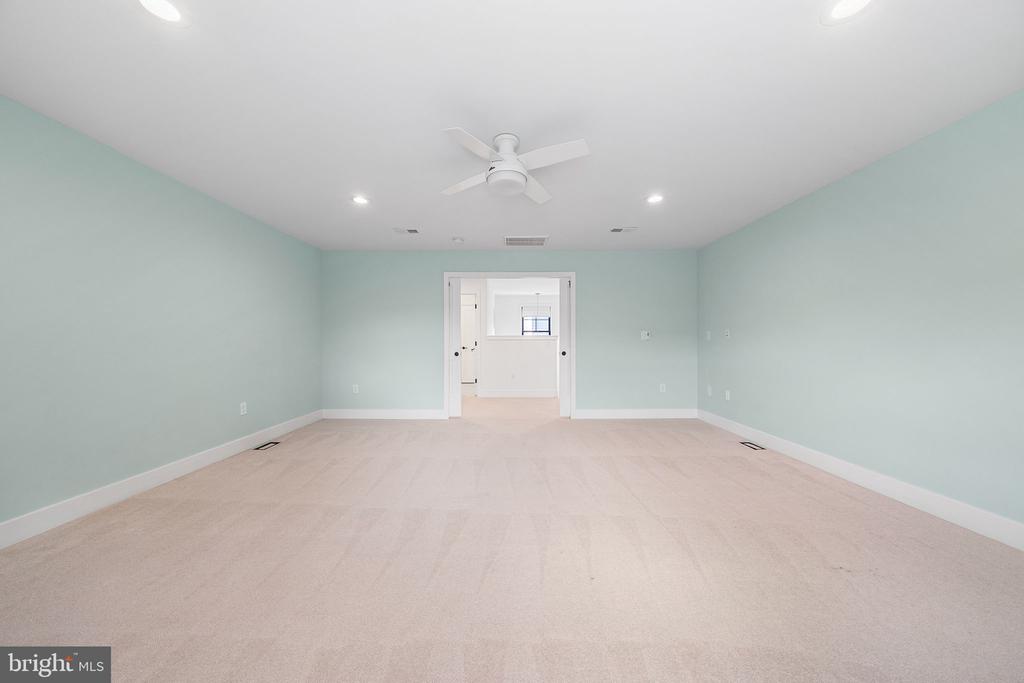 8006 FORT HUNT ROAD