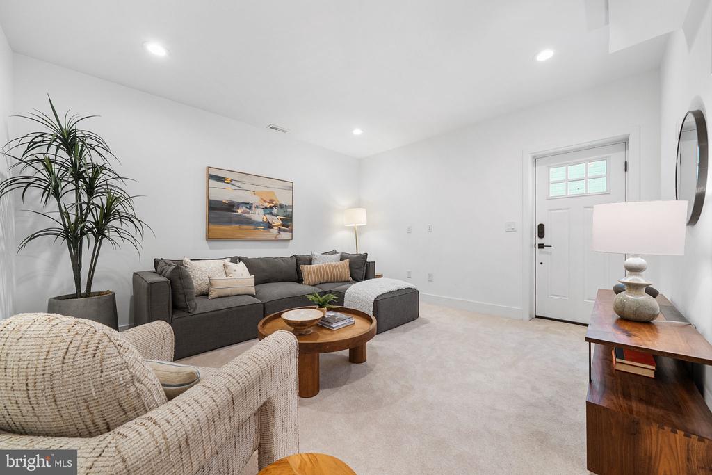 8006 FORT HUNT ROAD