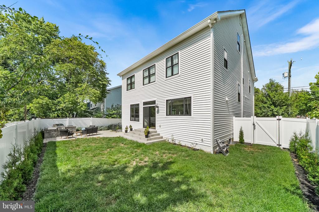 8006 FORT HUNT ROAD