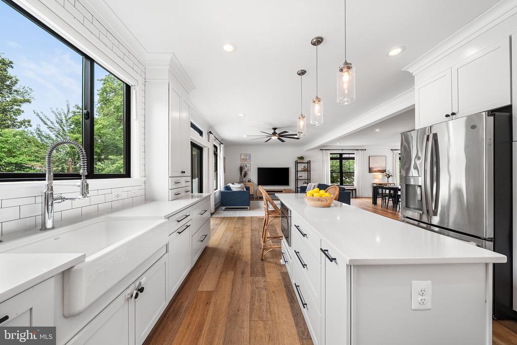 8006 FORT HUNT ROAD