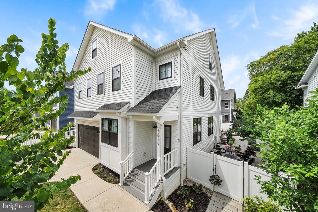 8006 FORT HUNT ROAD