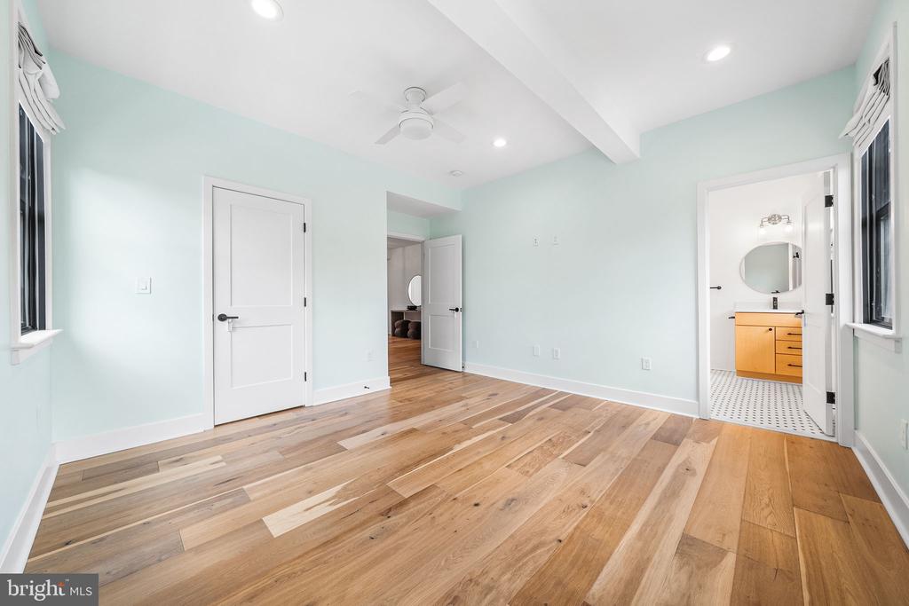 8006 FORT HUNT ROAD