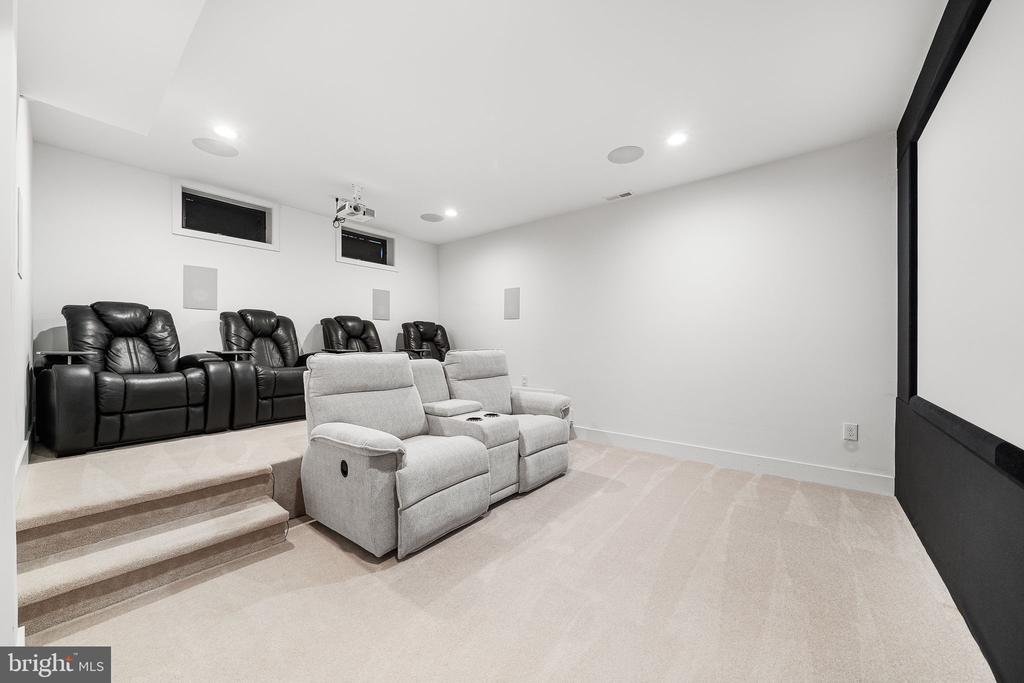 8006 FORT HUNT ROAD
