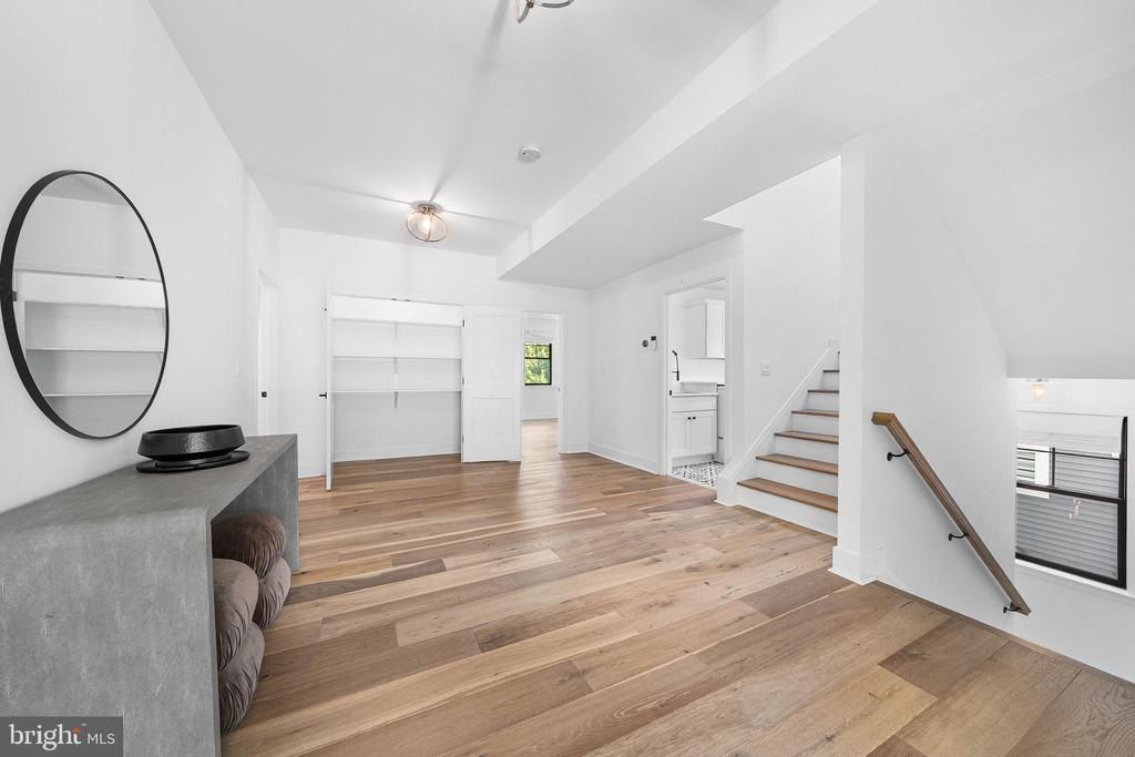 8006 FORT HUNT ROAD