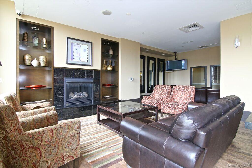 300 Mamaroneck Unit: 715