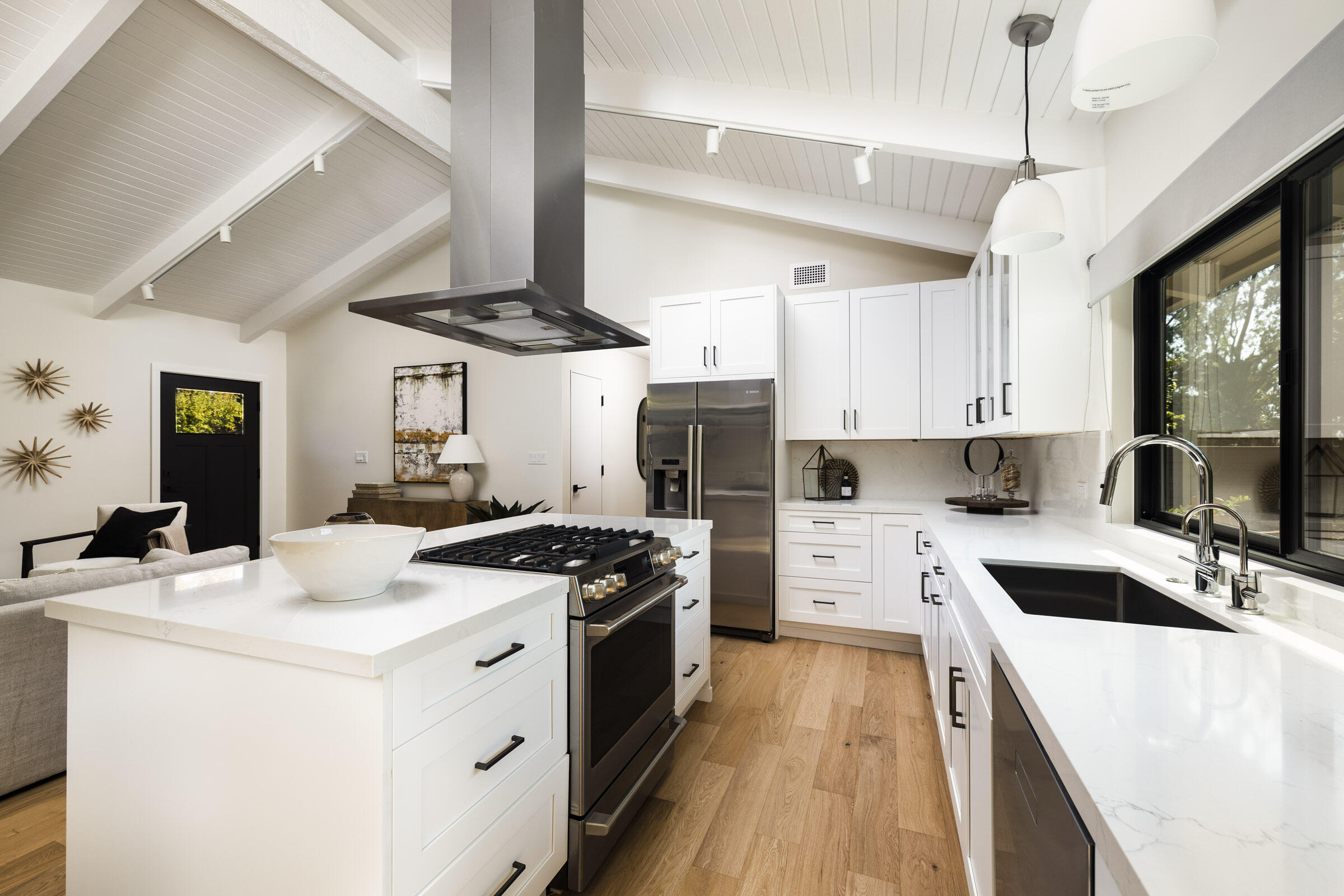 543 N La Cumbre Road