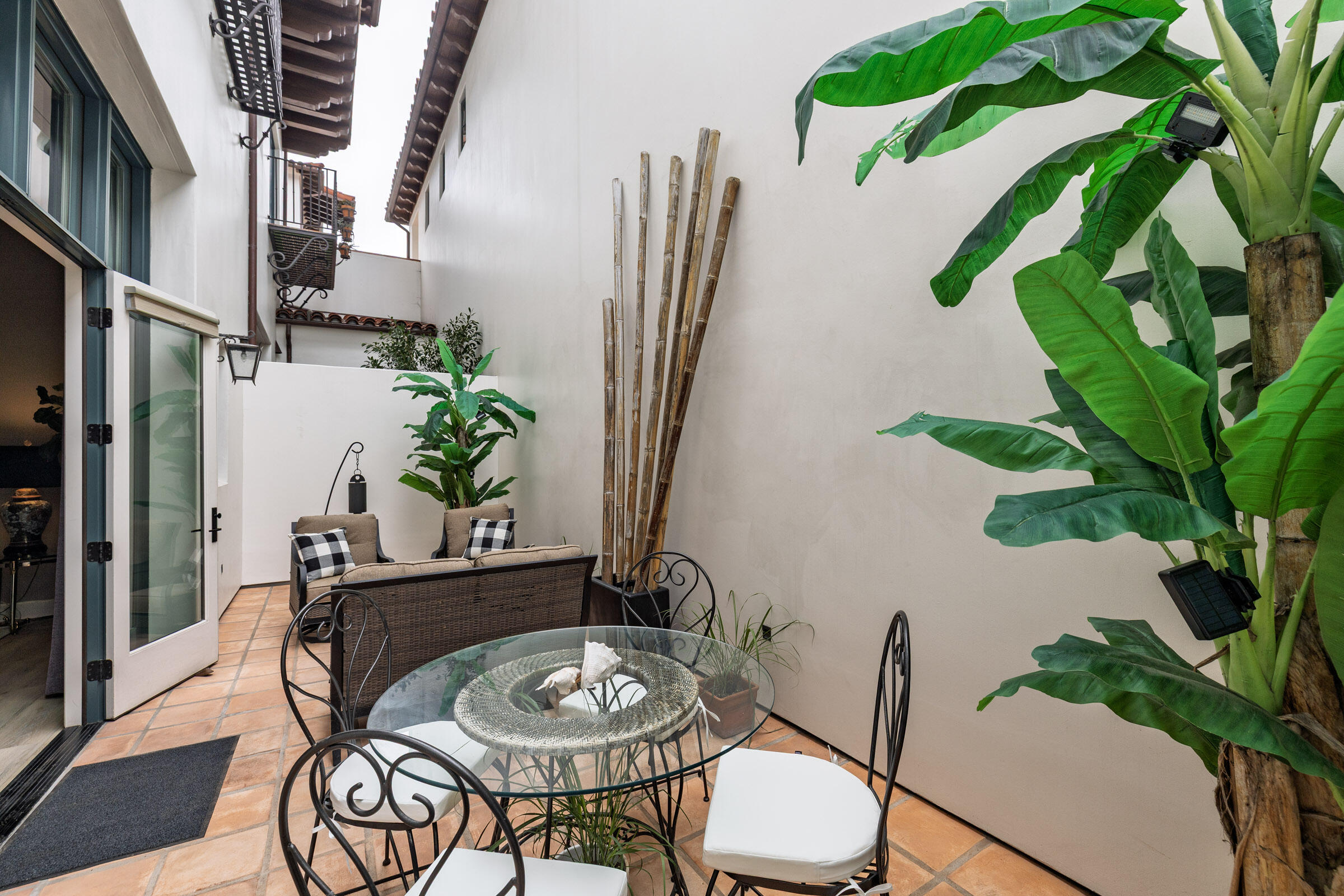 18 W Victoria Street Apt 110