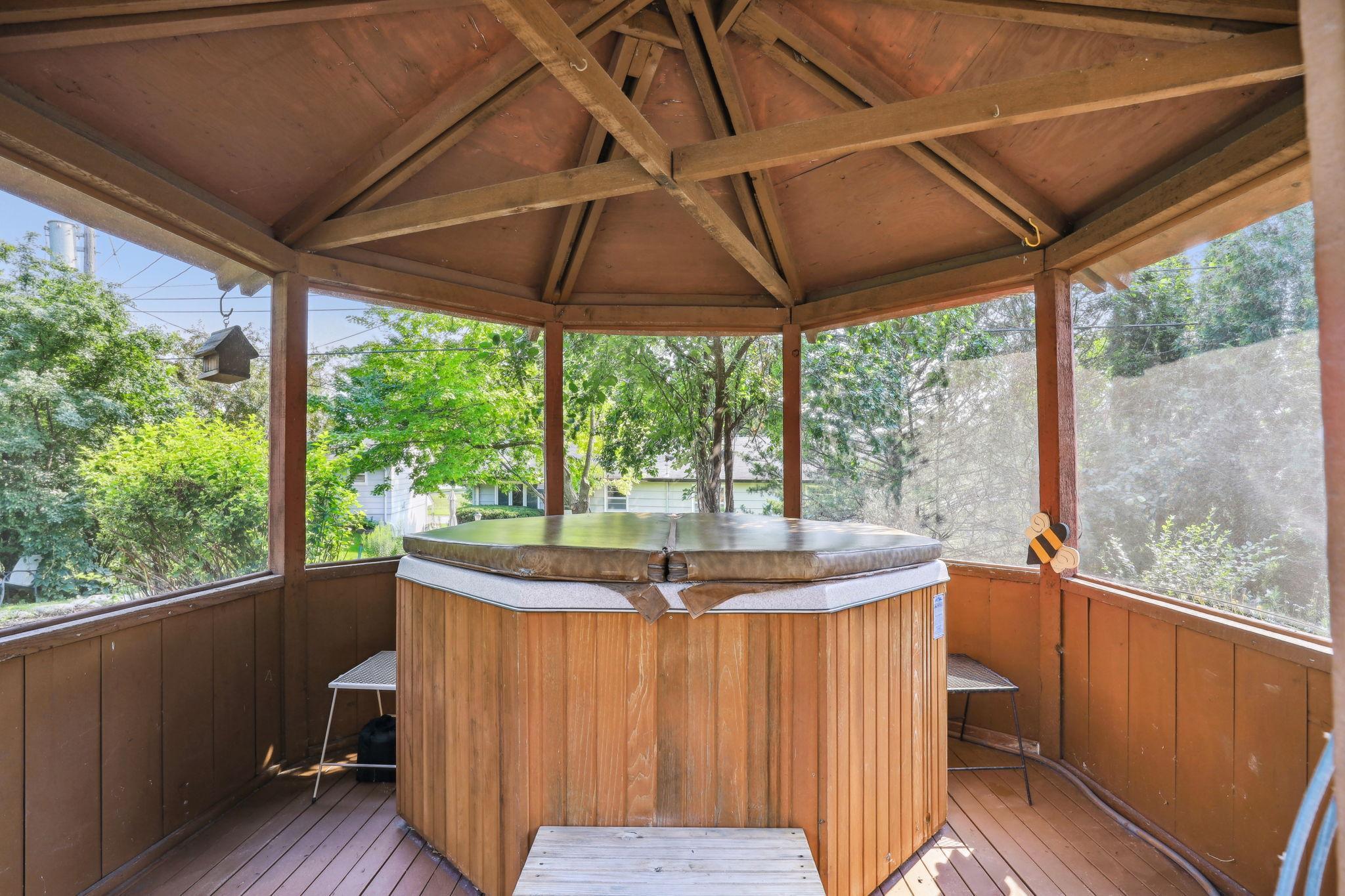 8717 Hopewood Lane N