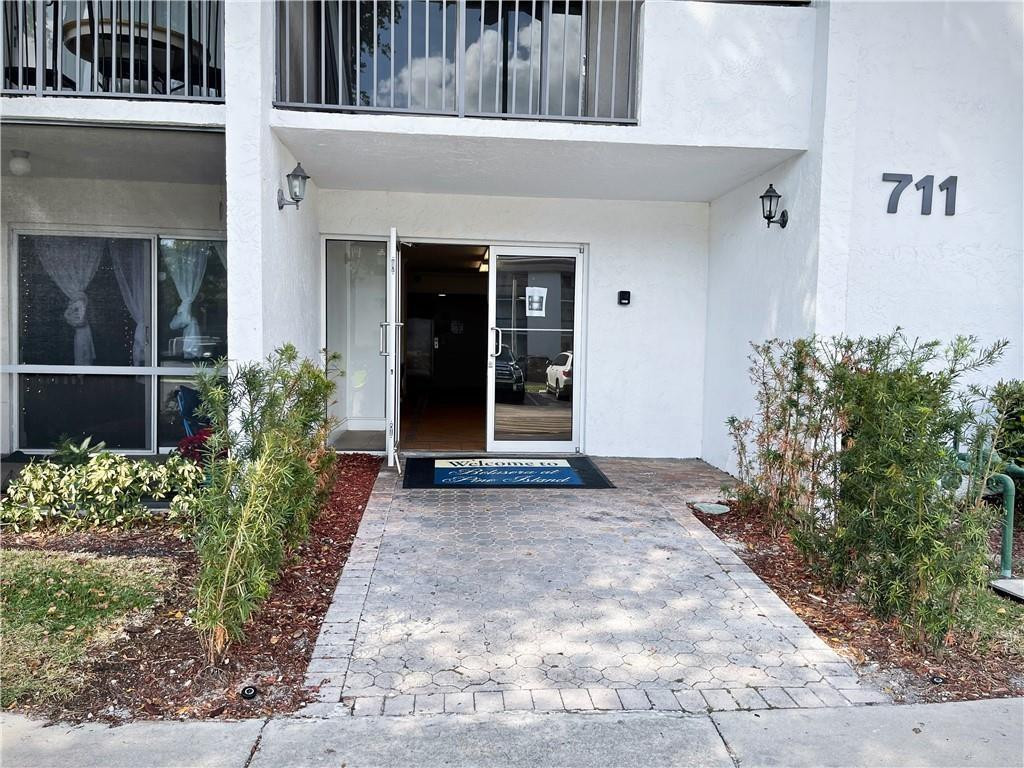 711 N Pine Island Rd 302