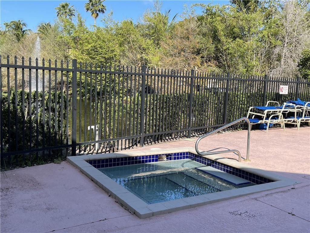 711 N Pine Island Rd 302