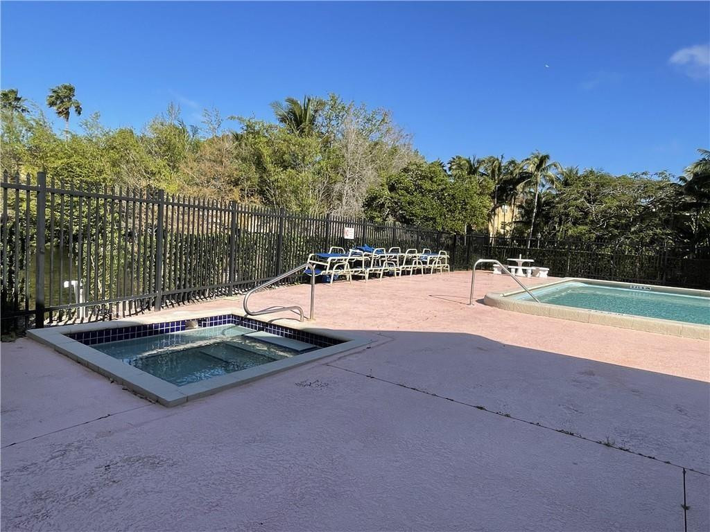 711 N Pine Island Rd 302