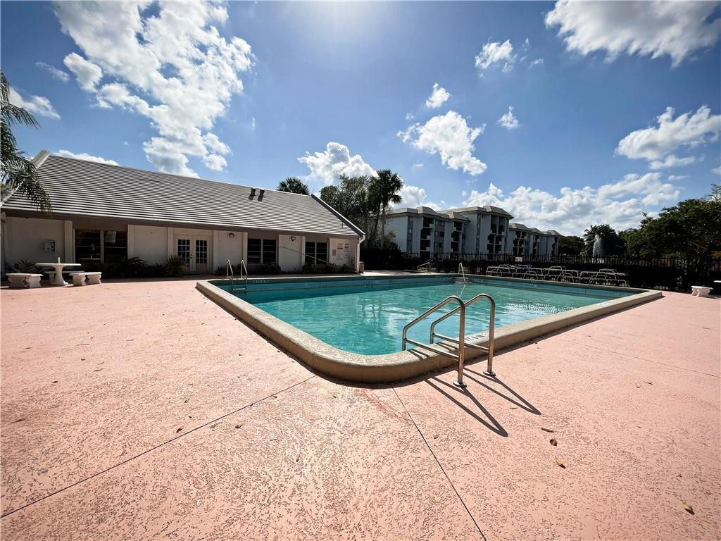 711 N Pine Island Rd 302