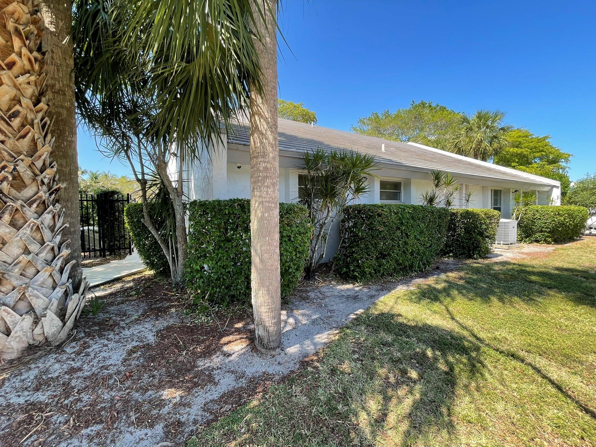 711 N Pine Island Rd 302