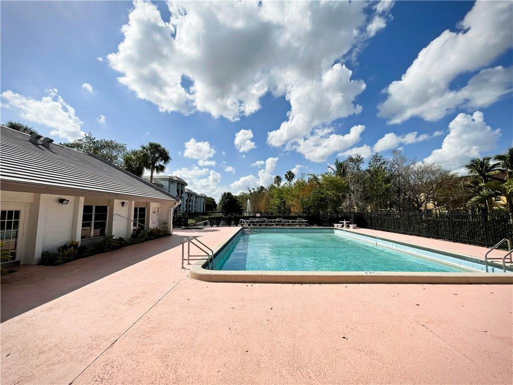 711 N Pine Island Rd 302