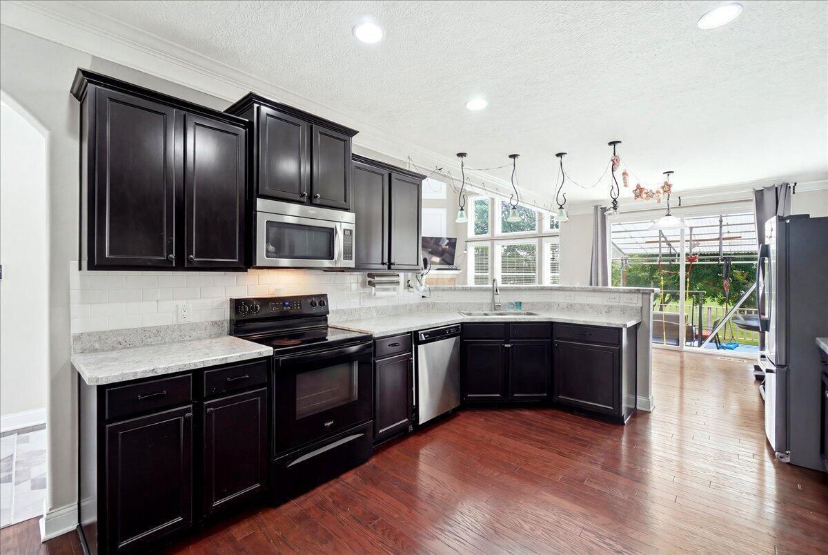 6061 Baumeister Drive