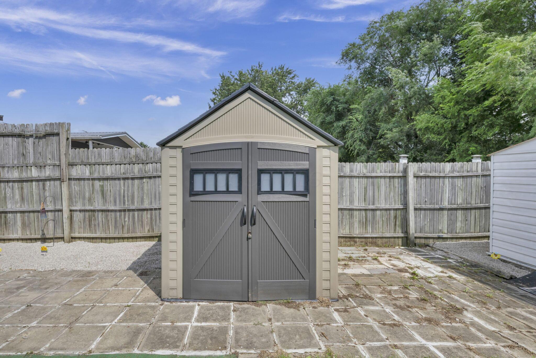 1098 Colonial Avenue
