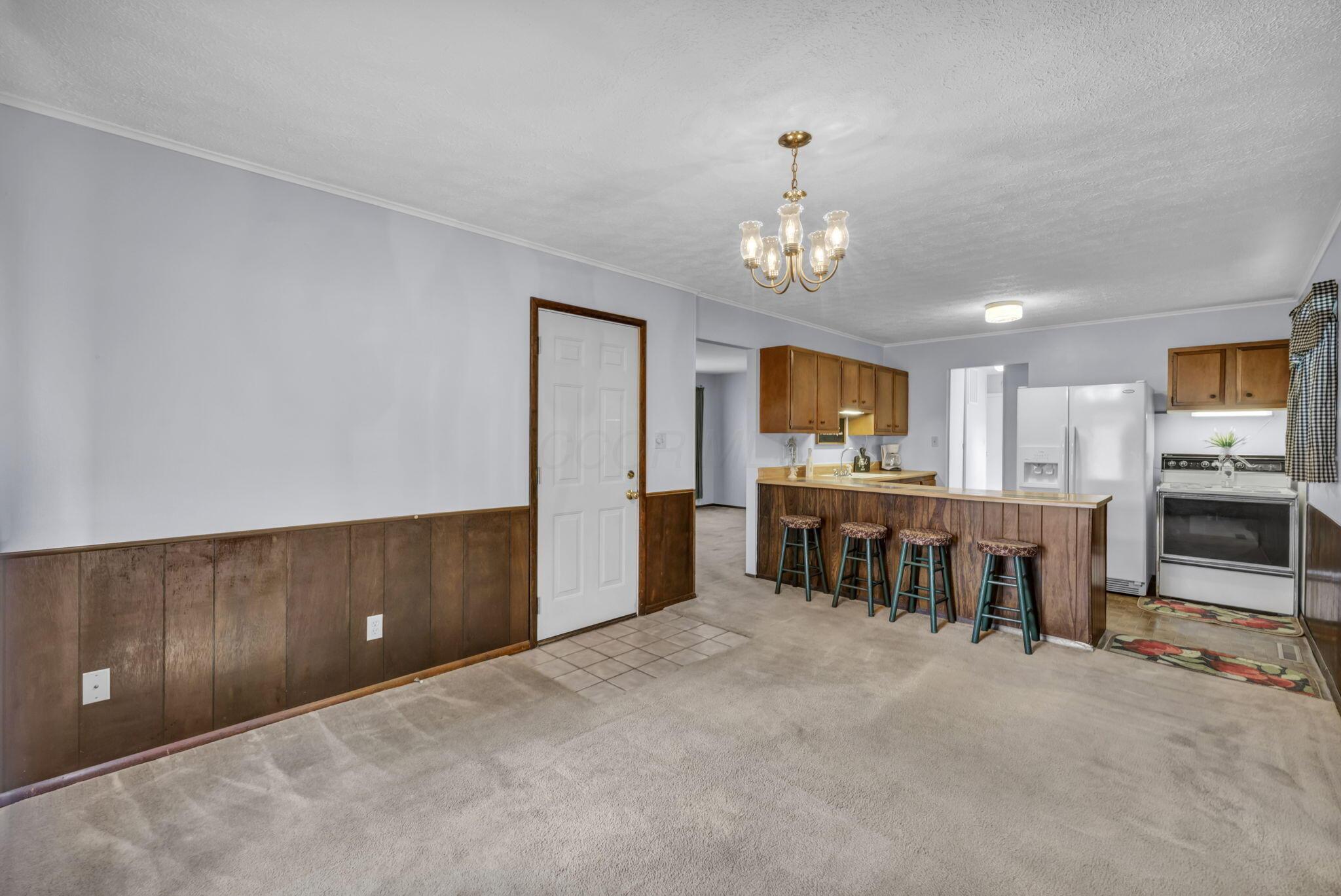 1098 Colonial Avenue