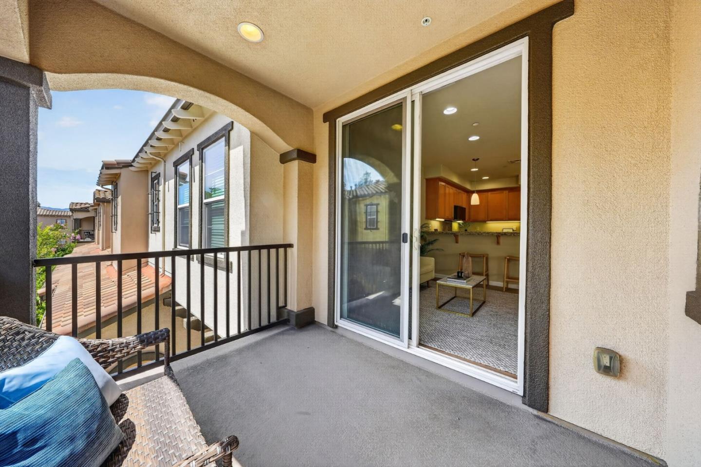 2193 Santoro LN