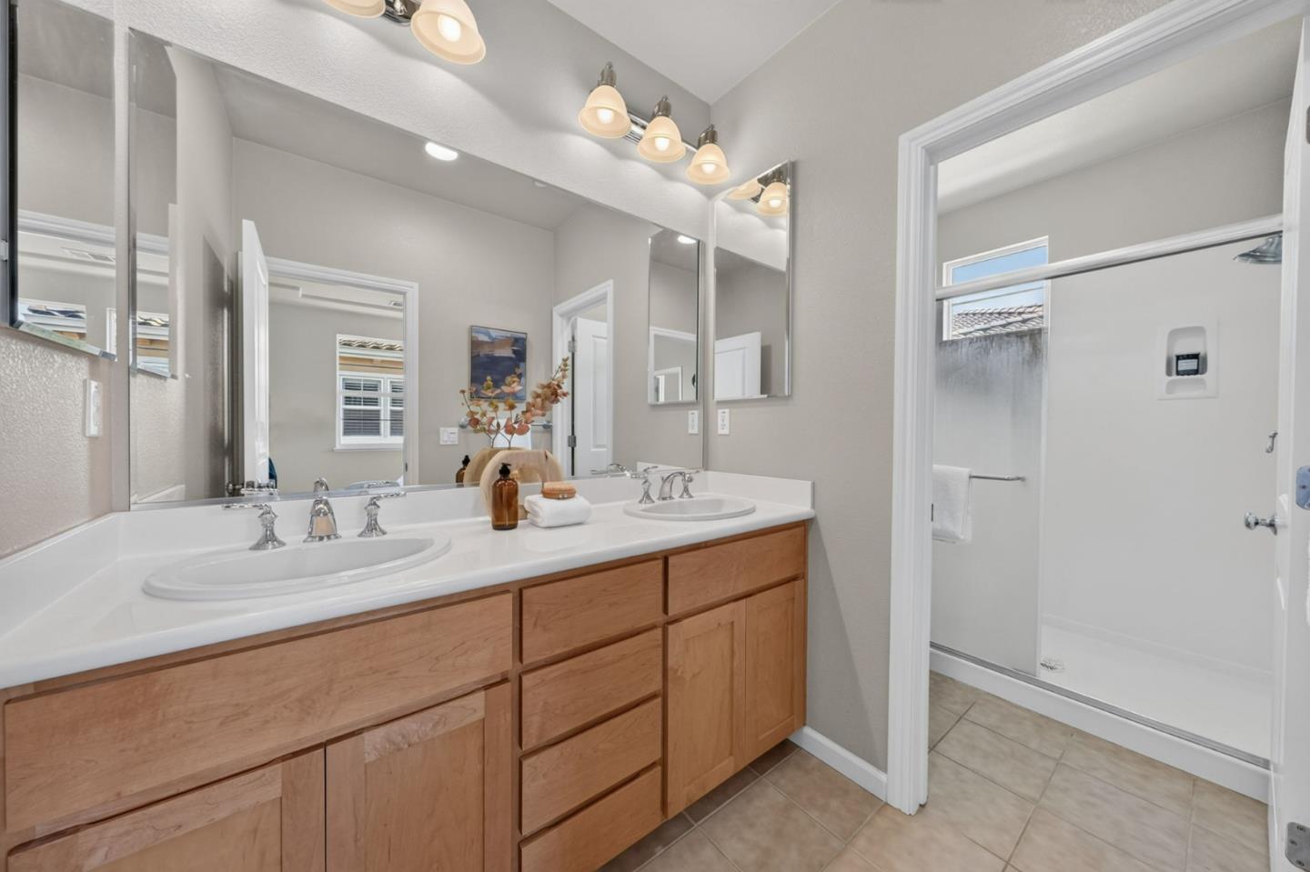 2193 Santoro LN