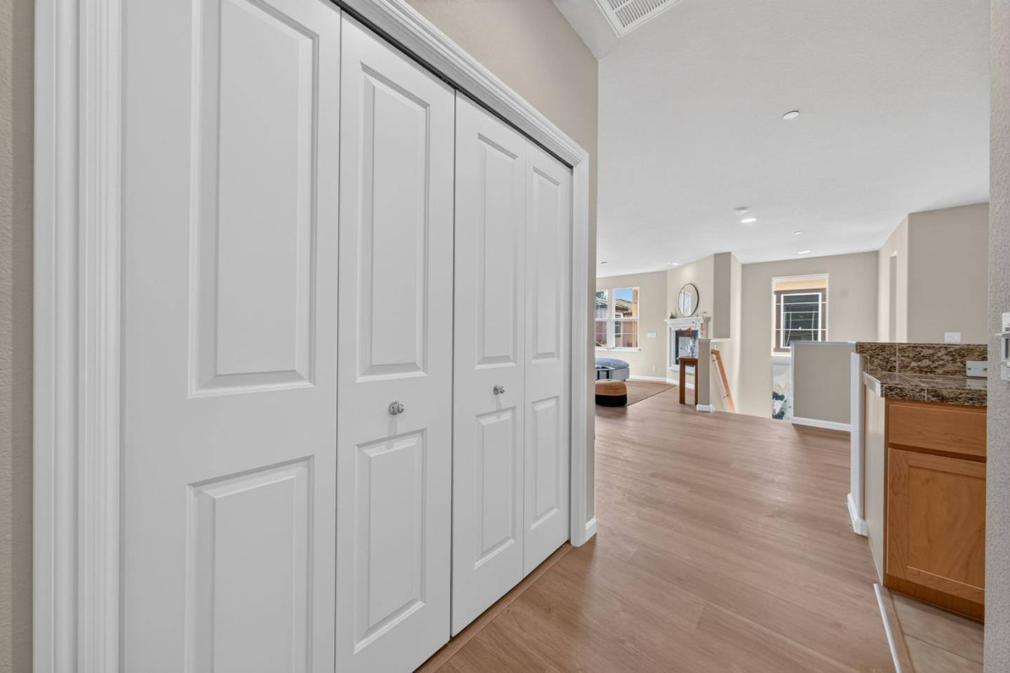 2193 Santoro LN
