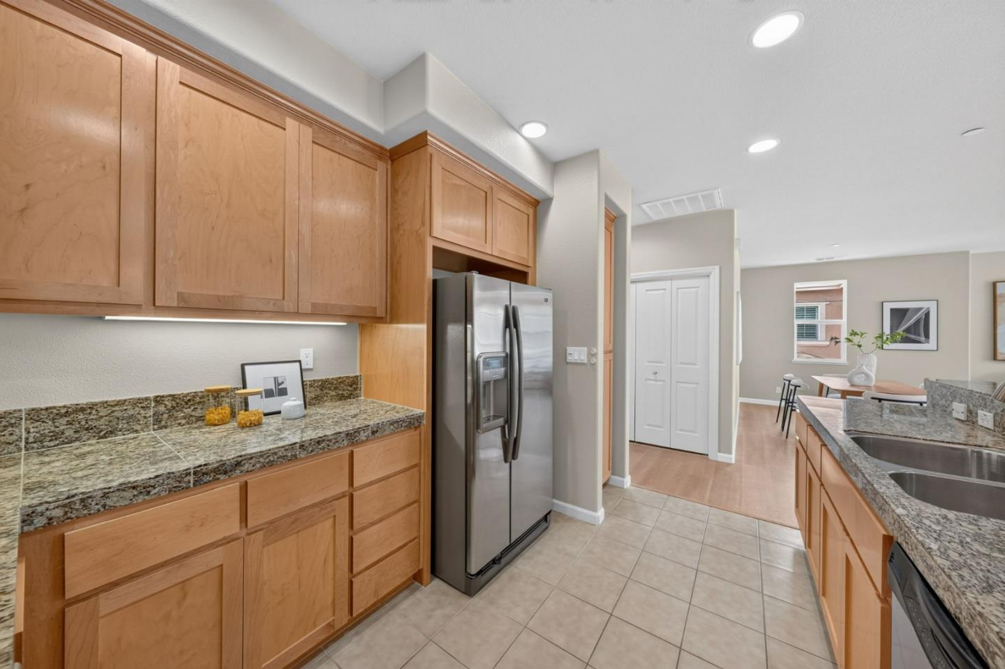 2193 Santoro LN