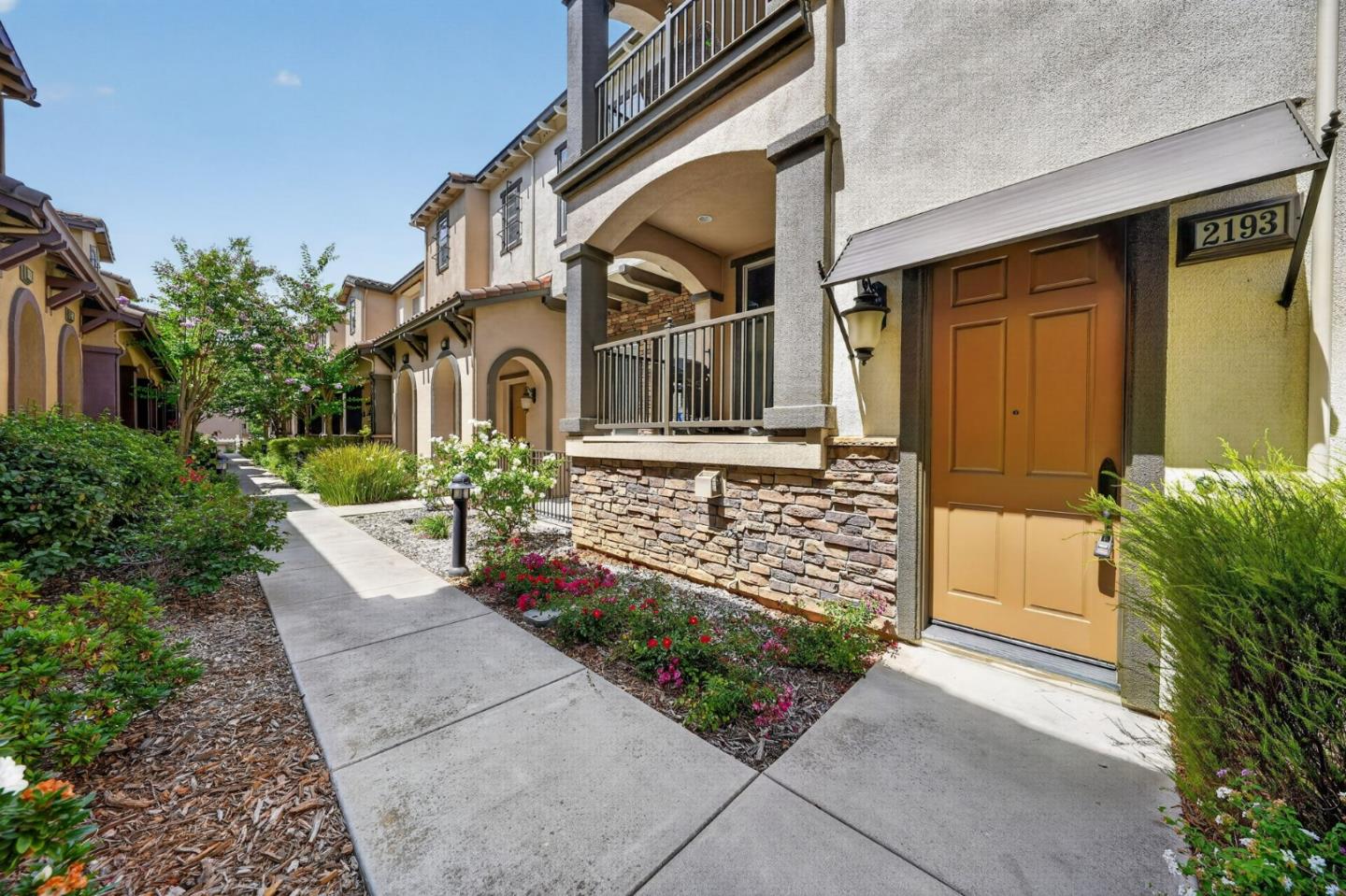 2193 Santoro LN