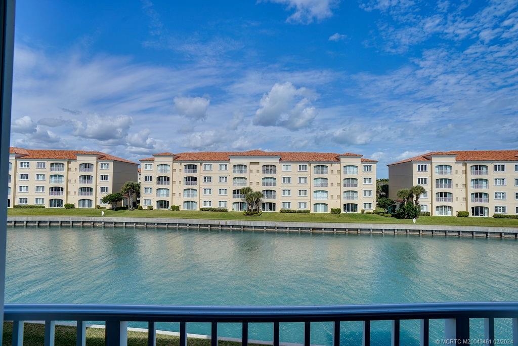 19 Harbour Isle Drive W 305
