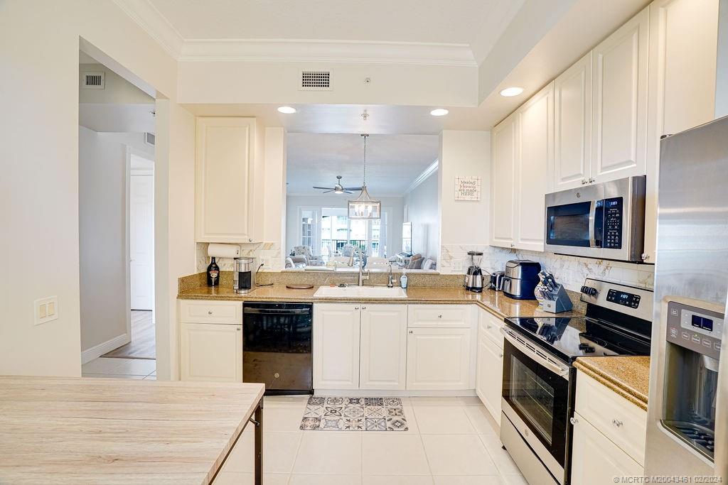 19 Harbour Isle Drive W 305