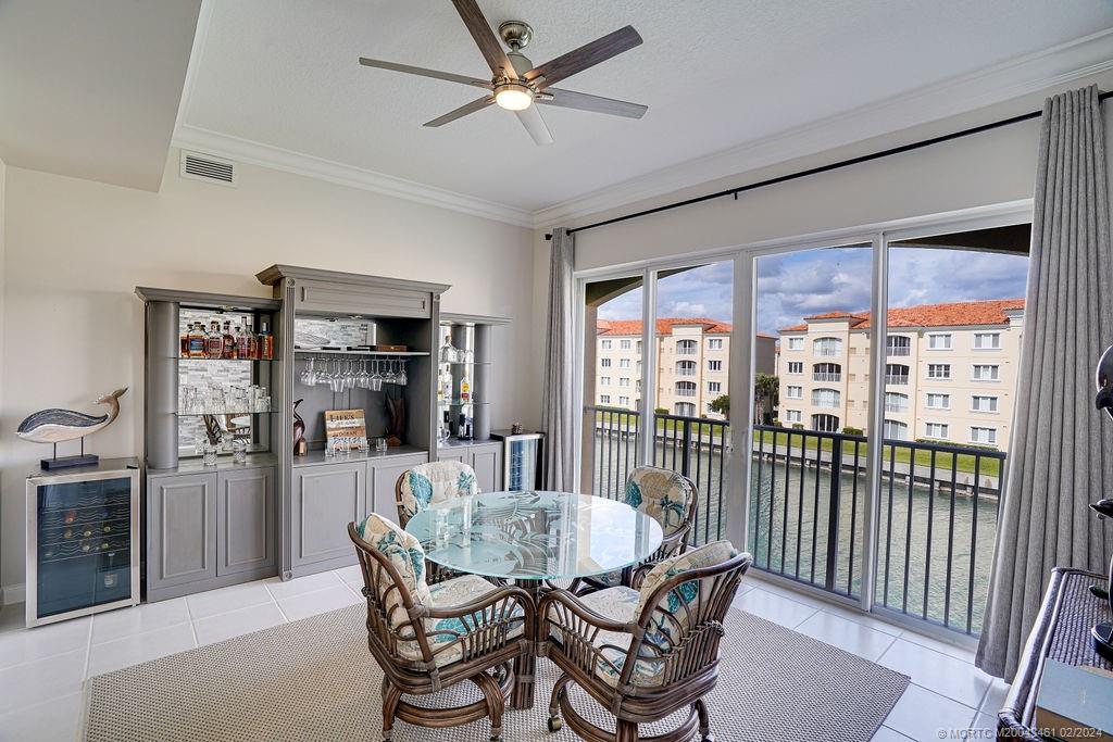 19 Harbour Isle Drive W 305