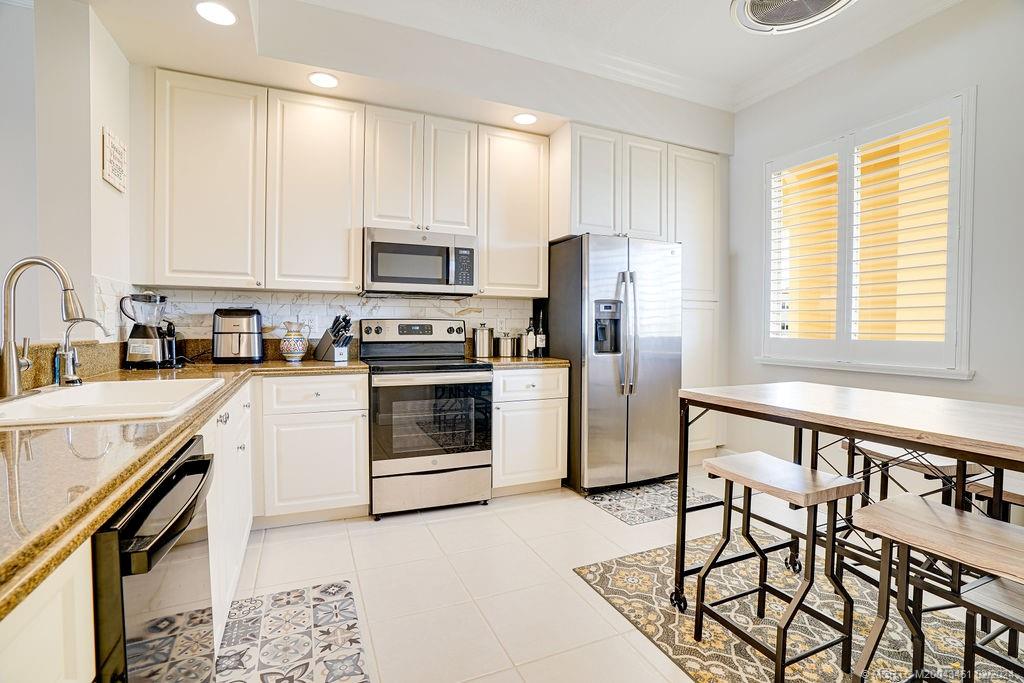 19 Harbour Isle Drive W 305