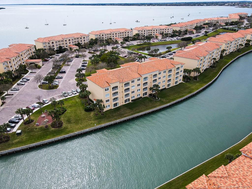 19 Harbour Isle Drive W 305